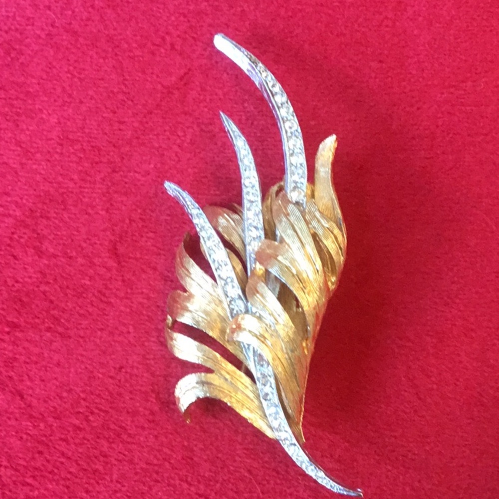 VINTAGE!  GOLDTONE & RHINESTONE BROOCH